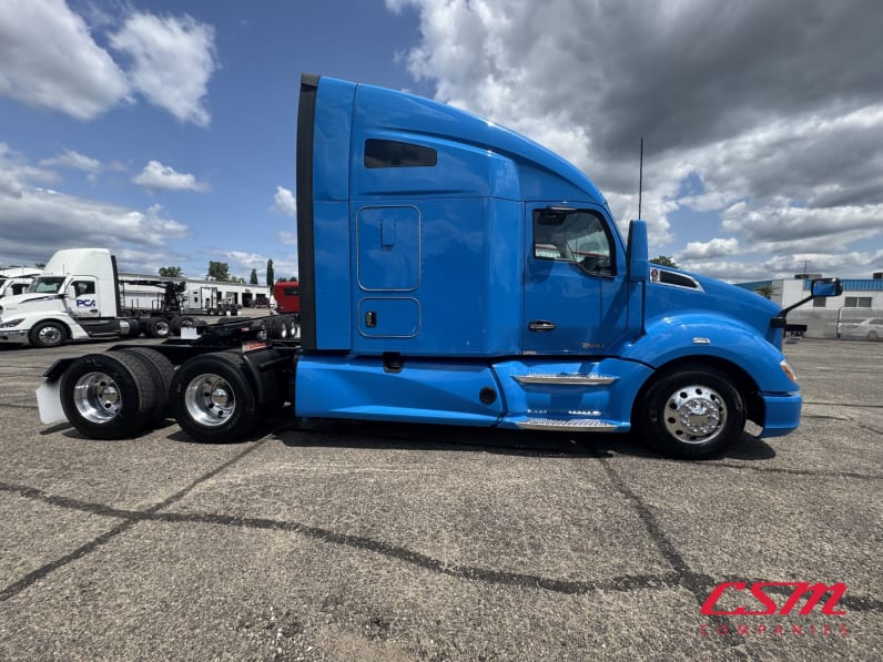 Exterior full passenger side for this 2022 Kenworth T680 (Stock number: UNJ467203)Weeee