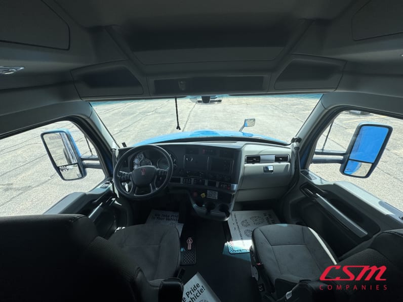 Interior cockpit for this 2022 Kenworth T680 (Stock number: UNJ467203)Weeee