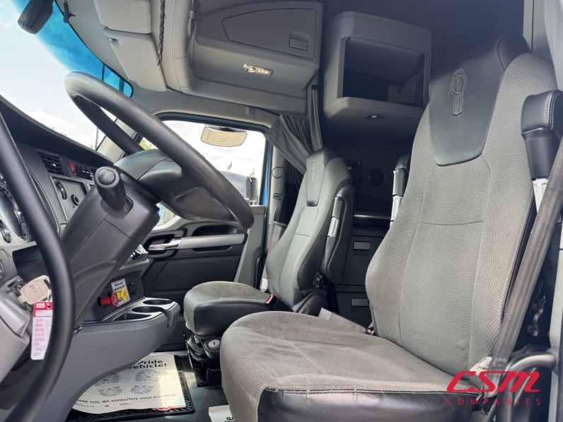 Interior seats for this 2022 Kenworth T680 (Stock number: UNJ467203)Weeee