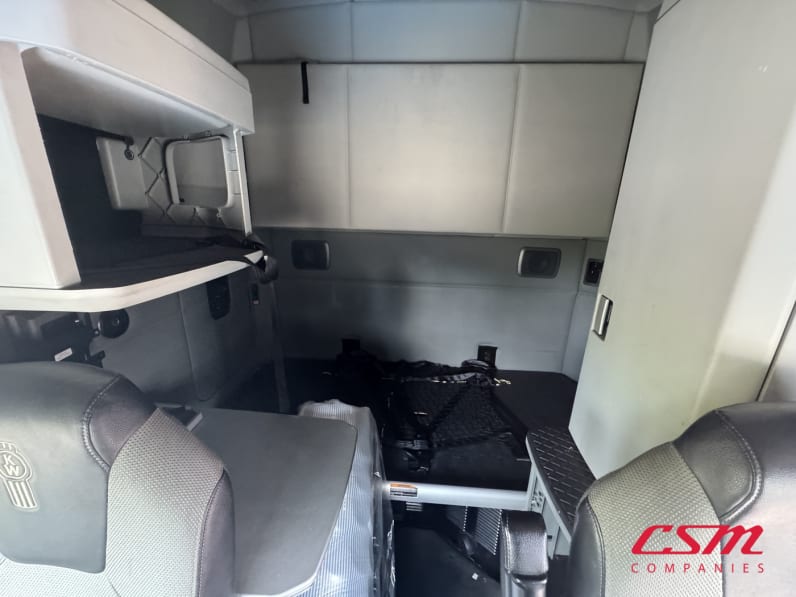 Interior wide sleeper view for this 2022 Kenworth T680 (Stock number: UNJ467203)Weeee