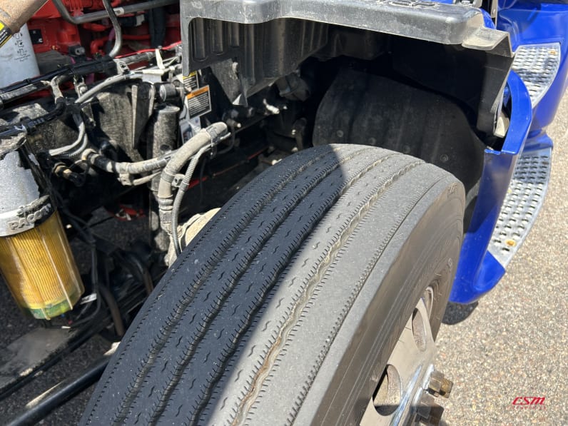 Driver side front tire tread for this 2022 Kenworth T680 (Stock number: UNJ467208)Weeee