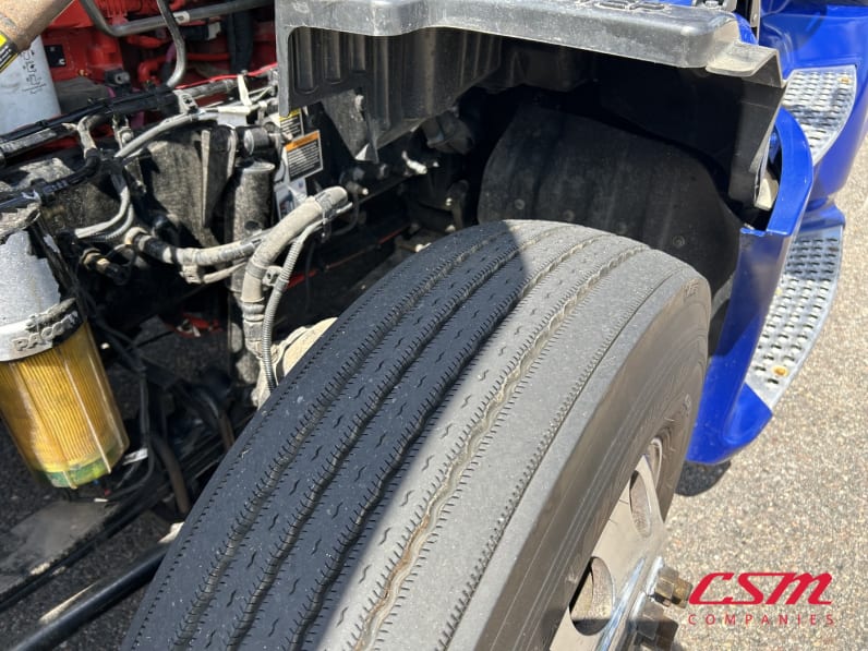 Driver side front tire tread for this 2022 Kenworth T680 (Stock number: UNJ467208)Weeee