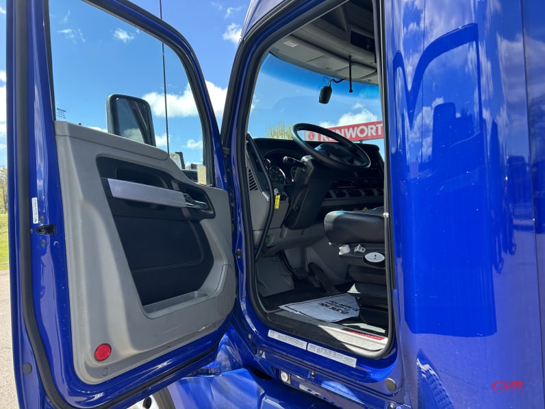 Drivers side door open for this 2022 Kenworth T680 (Stock number: UNJ467208)Weeee