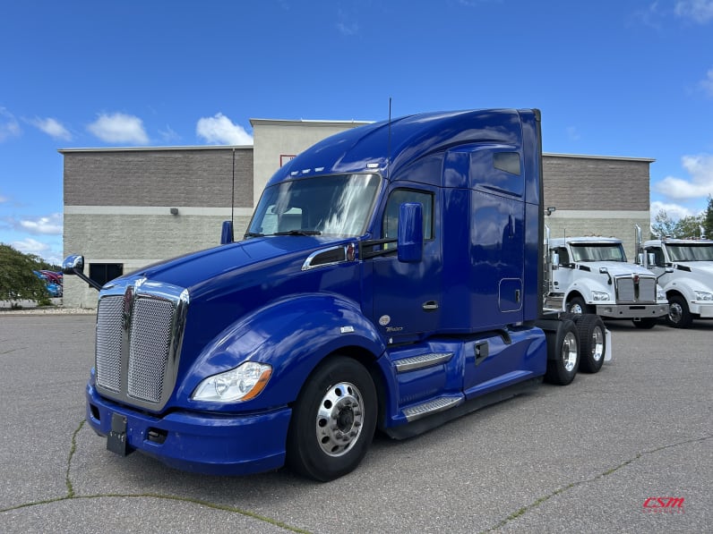 Exterior front drivers side for this 2022 Kenworth T680 (Stock number: UNJ467208)Weeee