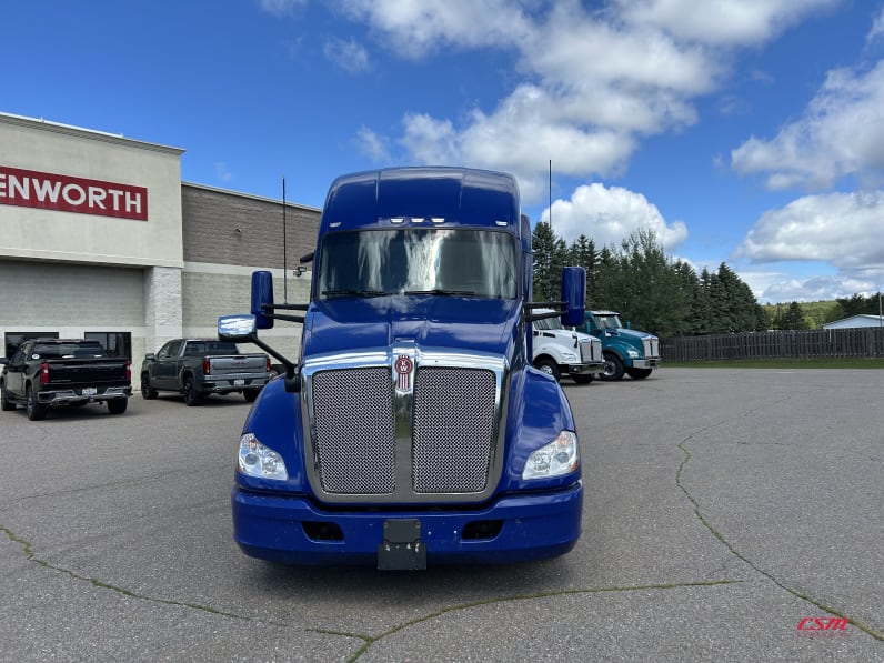 Exterior full front view for this 2022 Kenworth T680 (Stock number: UNJ467208)Weeee