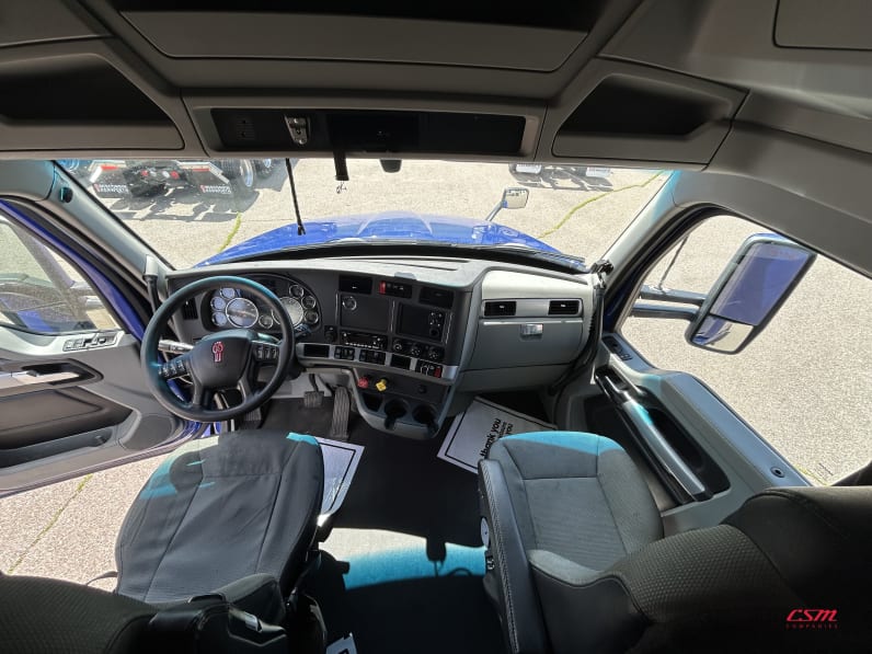 Interior cockpit for this 2022 Kenworth T680 (Stock number: UNJ467208)Weeee