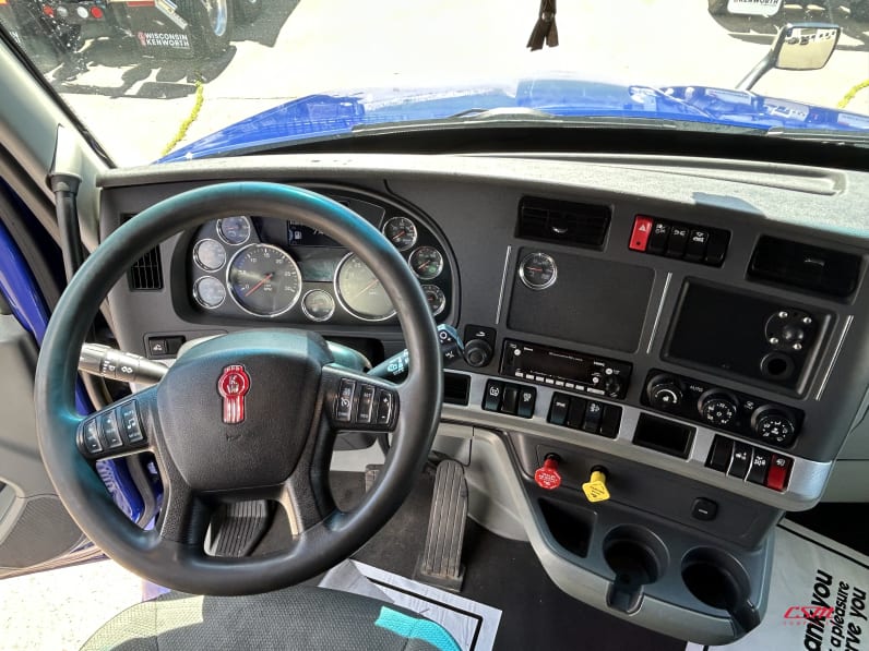 Interior dash for this 2022 Kenworth T680 (Stock number: UNJ467208)Weeee