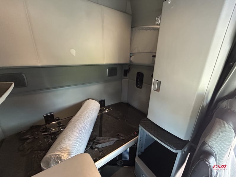 Interior driver side sleeper for this 2022 Kenworth T680 (Stock number: UNJ467208)Weeee