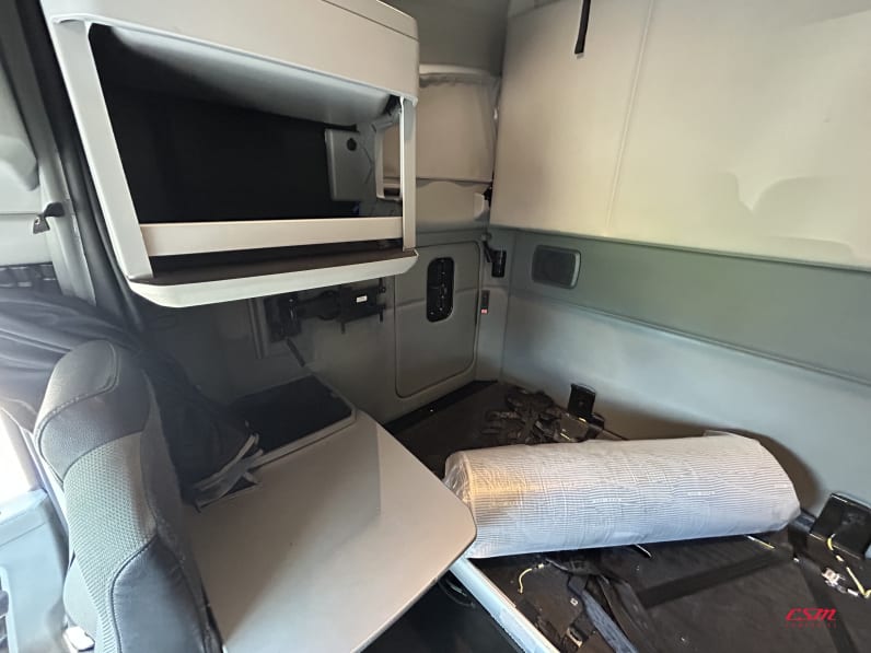 Interior passenger side sleeper for this 2022 Kenworth T680 (Stock number: UNJ467208)Weeee