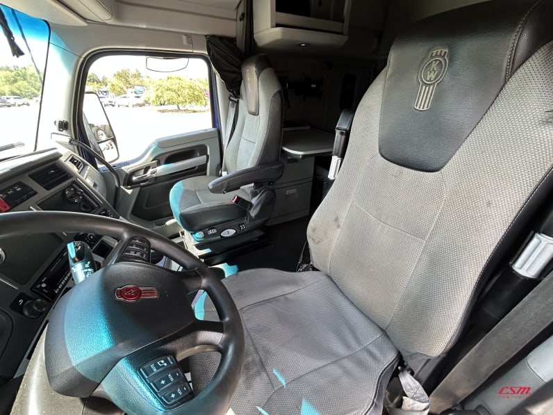 Interior seats for this 2022 Kenworth T680 (Stock number: UNJ467208)Weeee