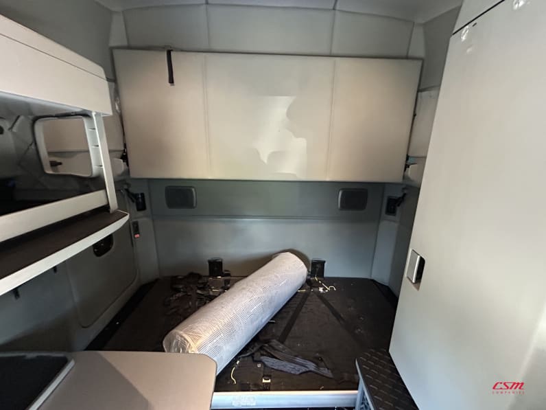 Interior wide sleeper view for this 2022 Kenworth T680 (Stock number: UNJ467208)Weeee