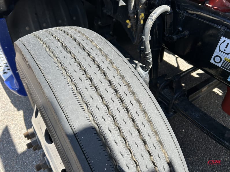 Passenger side front tire tread for this 2022 Kenworth T680 (Stock number: UNJ467208)Weeee