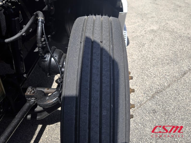 Driver side front tire tread for this 2022 Kenworth T680 (Stock number: UNJ467225)Weeee