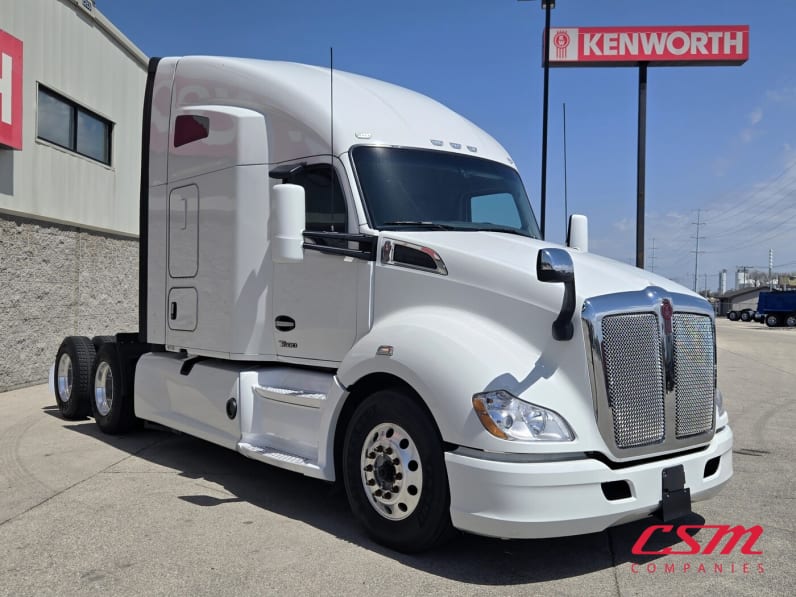 Exterior front passenger side for this 2022 Kenworth T680 (Stock number: UNJ467225)Weeee