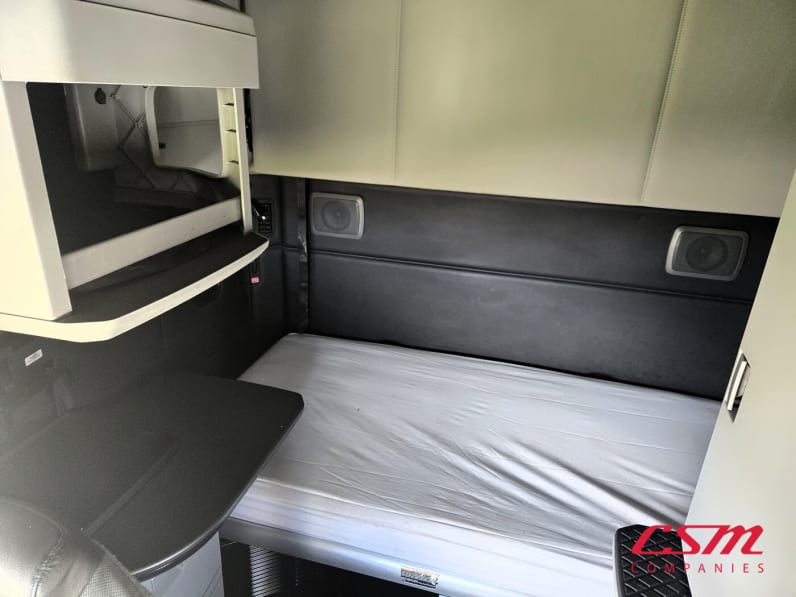 Interior passenger side sleeper for this 2022 Kenworth T680 (Stock number: UNJ467225)Weeee