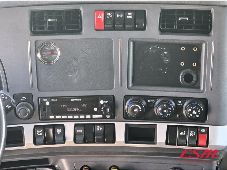 Interior radio and navigation system for this 2022 Kenworth T680 (Stock number: UNJ467225)Weeee