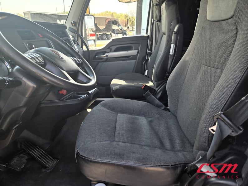 Interior seats for this 2022 Kenworth T680 (Stock number: UNJ467225)Weeee