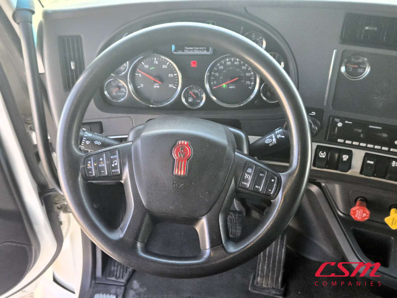 Interior steering wheel for this 2022 Kenworth T680 (Stock number: UNJ467225)Weeee