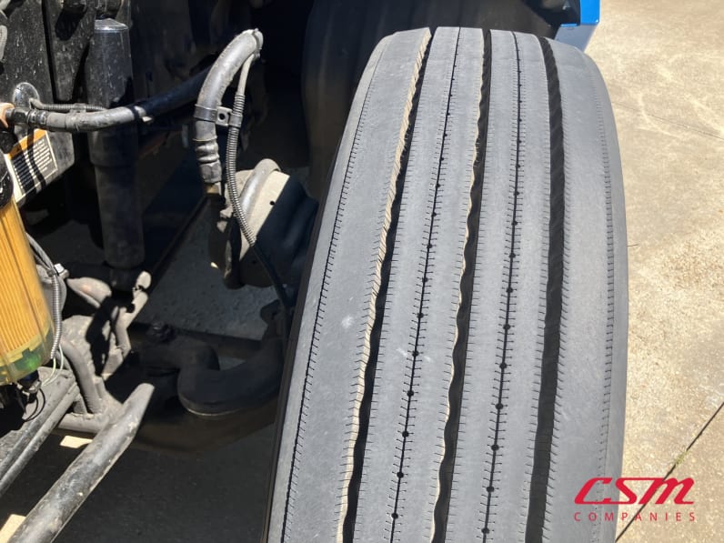 Driver side front tire tread for this 2022 Kenworth T680 (Stock number: UNJ467230)Weeee