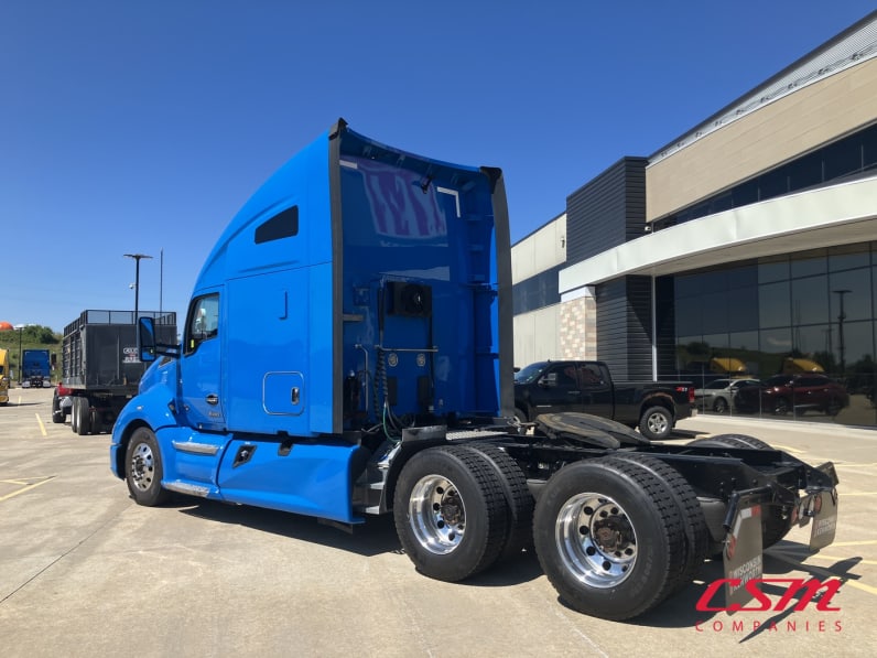 Exterior rear driver side for this 2022 Kenworth T680 (Stock number: UNJ467230)Weeee