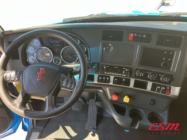 Interior dash for this 2022 Kenworth T680 (Stock number: UNJ467230)Weeee