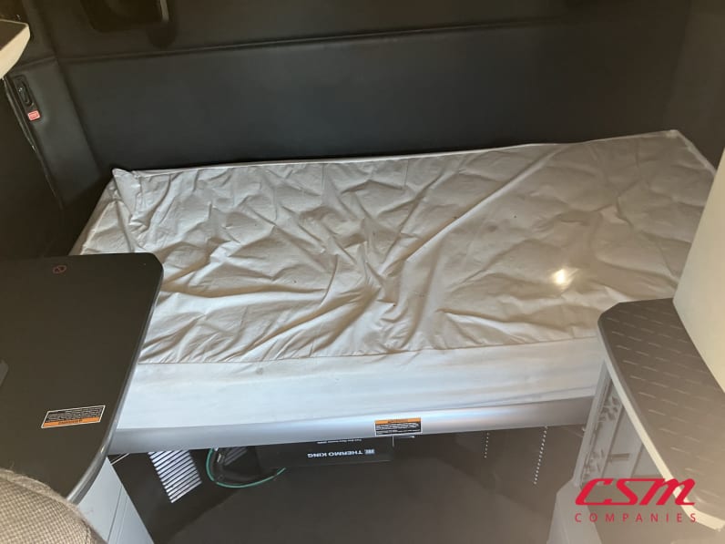 Interior wide sleeper view for this 2022 Kenworth T680 (Stock number: UNJ467230)Weeee