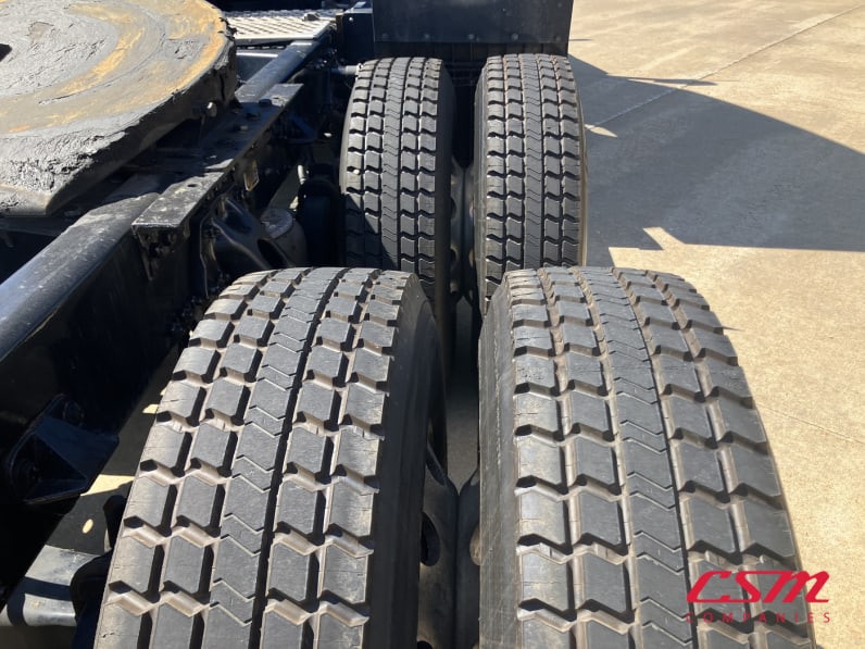 Passenger side rear frame and tire tread for this 2022 Kenworth T680 (Stock number: UNJ467230)Weeee