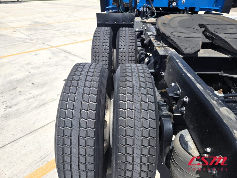 Driver side rear frame and tire tread for this 2022 Kenworth T680 (Stock number: UNJ467233)Weeee