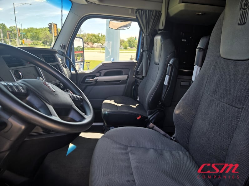 Interior seats for this 2022 Kenworth T680 (Stock number: UNJ467233)Weeee