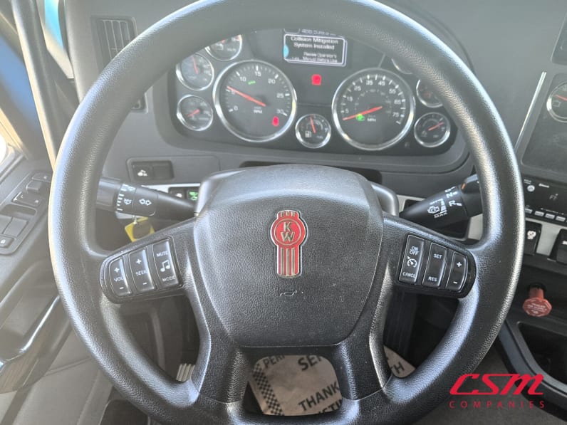 Interior steering wheel for this 2022 Kenworth T680 (Stock number: UNJ467233)Weeee