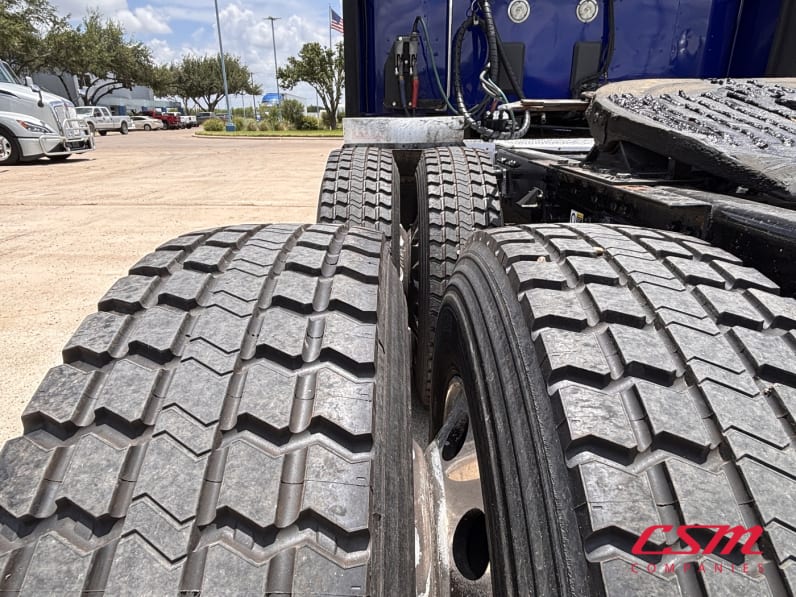 Driver side rear frame and tire tread for this 2022 Kenworth T680 (Stock number: UNJ467239)Weeee