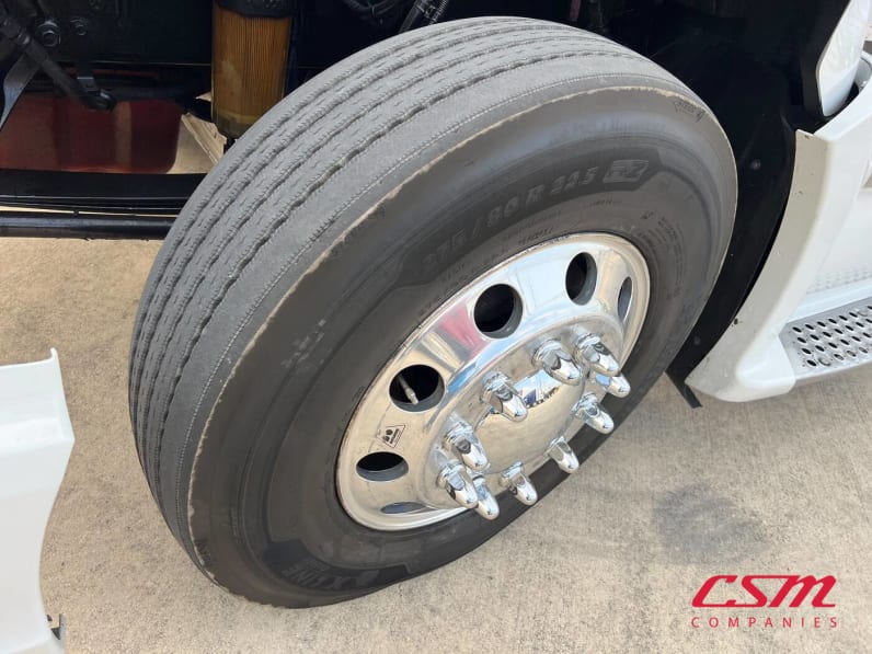 Driver side front tire tread for this 2022 Kenworth T680 (Stock number: UNJ467258)Weeee