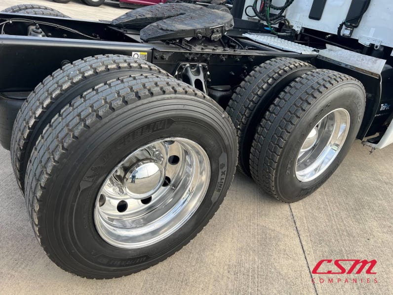 Driver side rear frame and tire tread for this 2022 Kenworth T680 (Stock number: UNJ467258)Weeee