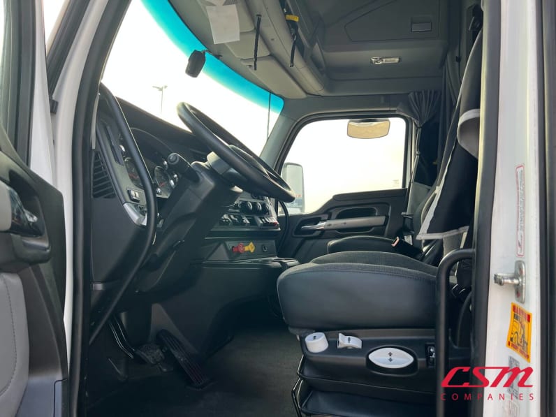 Drivers side door open for this 2022 Kenworth T680 (Stock number: UNJ467258)Weeee