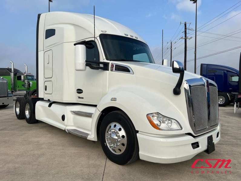 Exterior front passenger side for this 2022 Kenworth T680 (Stock number: UNJ467258)Weeee
