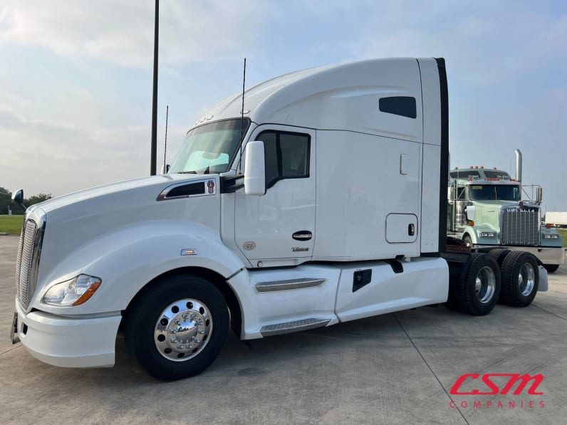 Exterior full driver side for this 2022 Kenworth T680 (Stock number: UNJ467258)Weeee