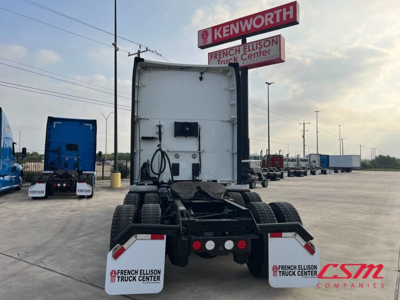 Exterior full rear view for this 2022 Kenworth T680 (Stock number: UNJ467258)Weeee