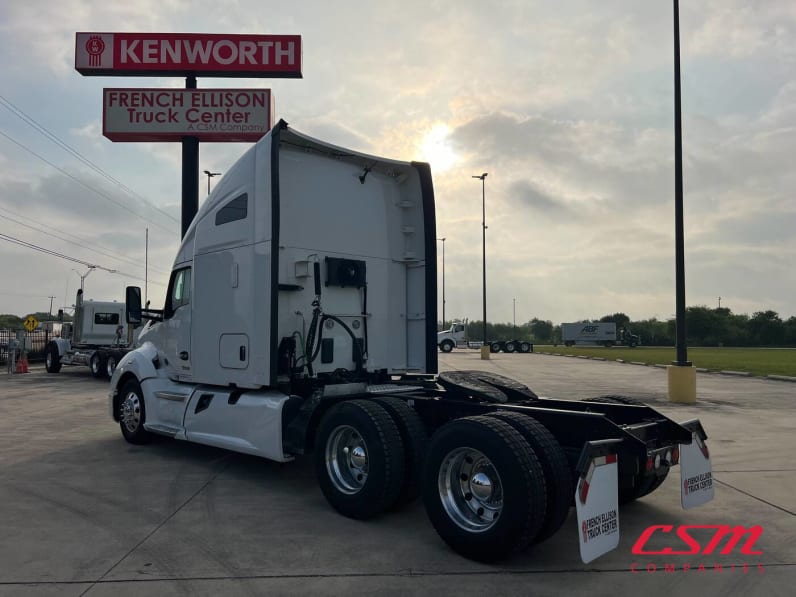 Exterior rear driver side for this 2022 Kenworth T680 (Stock number: UNJ467258)Weeee