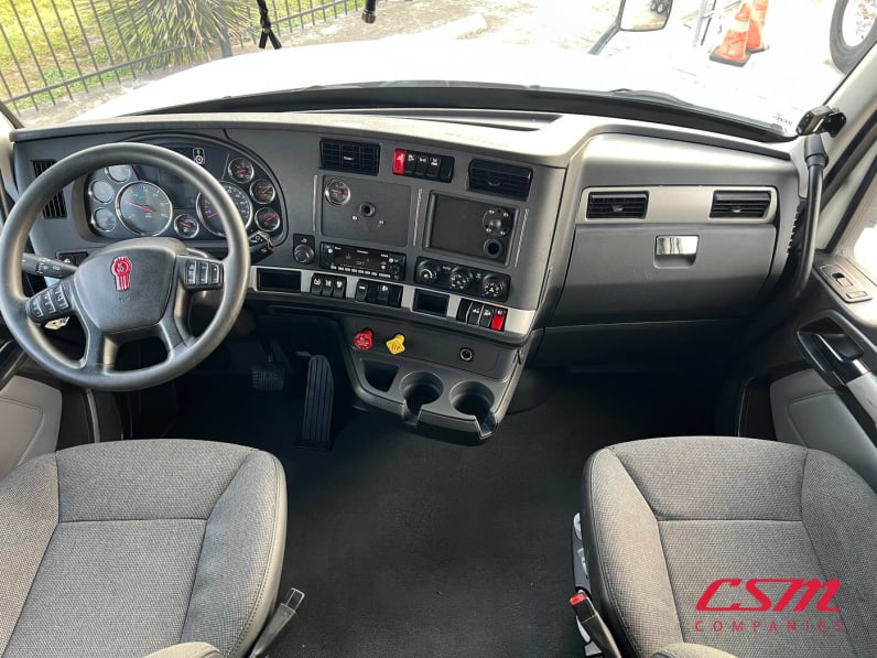 Interior cockpit for this 2022 Kenworth T680 (Stock number: UNJ467258)Weeee