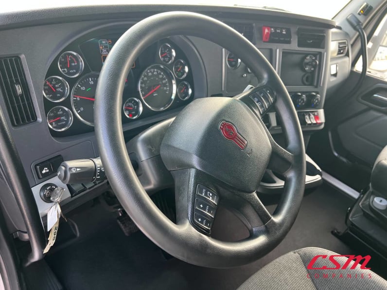 Interior dash for this 2022 Kenworth T680 (Stock number: UNJ467258)Weeee