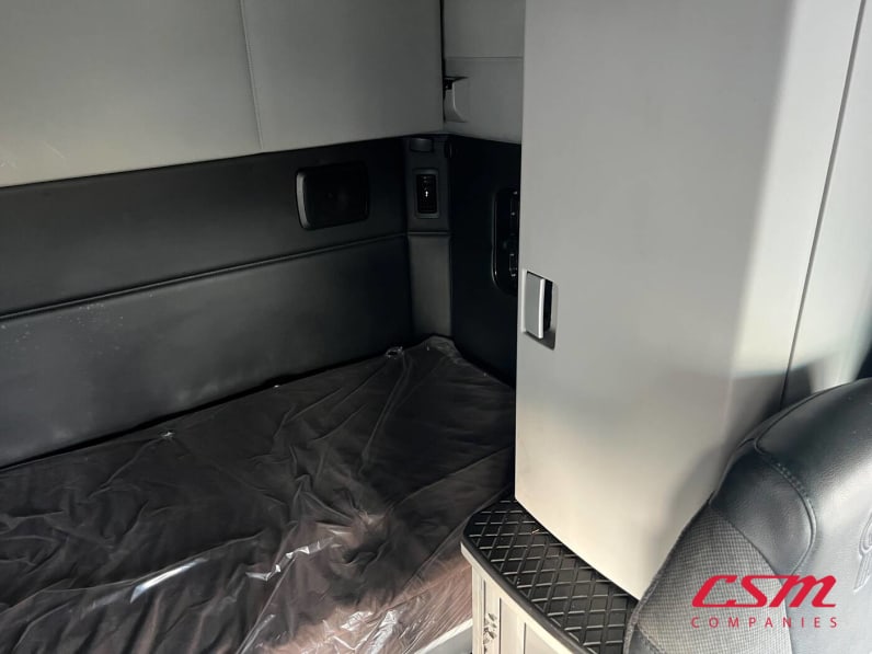 Interior driver side sleeper for this 2022 Kenworth T680 (Stock number: UNJ467258)Weeee