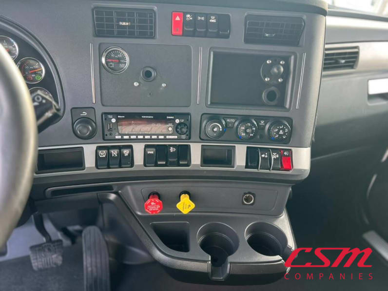 Interior radio and navigation system for this 2022 Kenworth T680 (Stock number: UNJ467258)Weeee