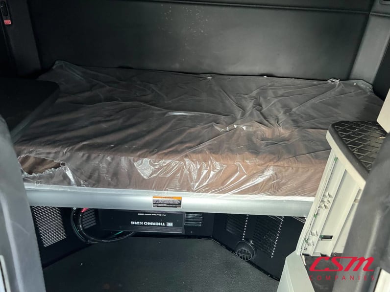 Interior wide sleeper view for this 2022 Kenworth T680 (Stock number: UNJ467258)Weeee