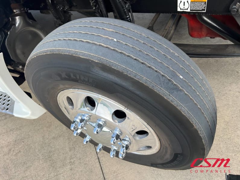 Passenger side front tire tread for this 2022 Kenworth T680 (Stock number: UNJ467258)Weeee