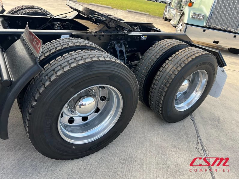 Passenger side rear frame and tire tread for this 2022 Kenworth T680 (Stock number: UNJ467258)Weeee