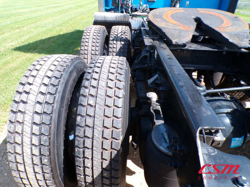 Driver side rear frame and tire tread for this 2022 Kenworth T680 (Stock number: UNJ467261)Weeee