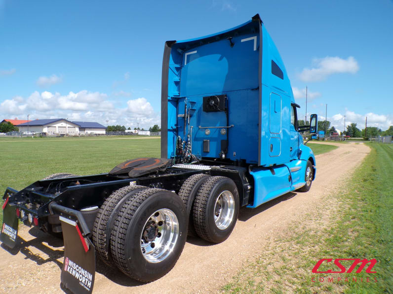 Exterior rear passenger side for this 2022 Kenworth T680 (Stock number: UNJ467261)Weeee