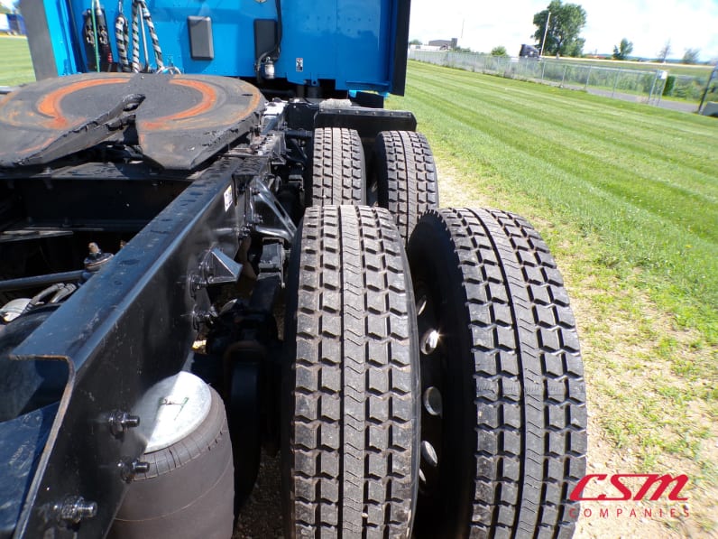 Passenger side rear frame and tire tread for this 2022 Kenworth T680 (Stock number: UNJ467261)Weeee