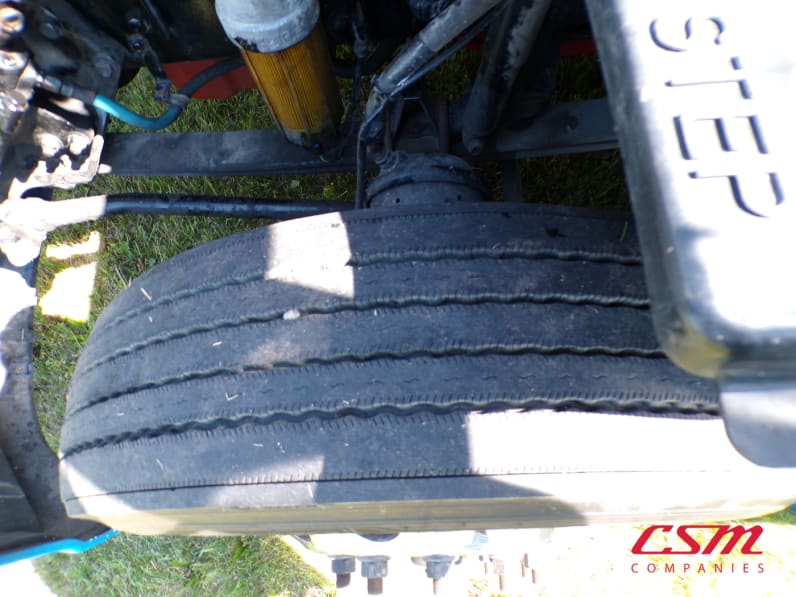 Driver side front tire tread for this 2022 Kenworth T680 (Stock number: UNJ467262)Weeee