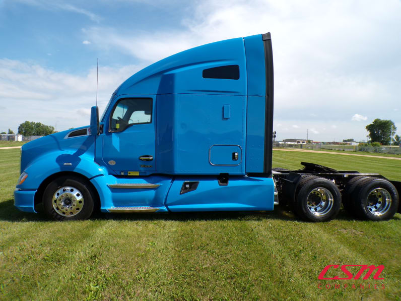 Exterior full driver side for this 2022 Kenworth T680 (Stock number: UNJ467262)Weeee